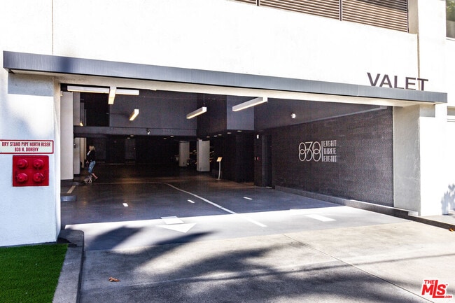 Building Photo - 838 N Doheny Dr