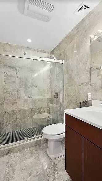 Building Photo - 407 E 6th St