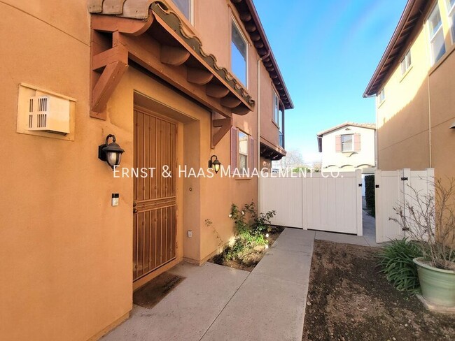 Primary Photo - Beautiful 3 Bedroom 2.5 Bath Modern Home i...