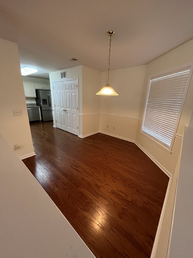 Building Photo - "Charming 3-Bed Townhouse with Granite Tou...