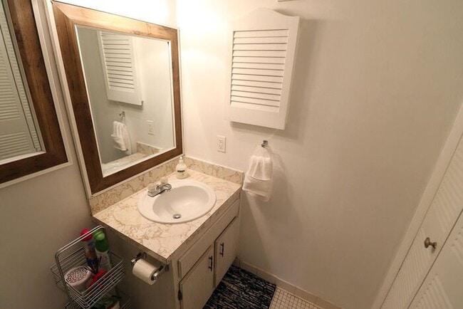 Building Photo - One bedroom apt 7 or 12 months furnish or unfurnished. Apartamento disponible amueblado o sin mue...