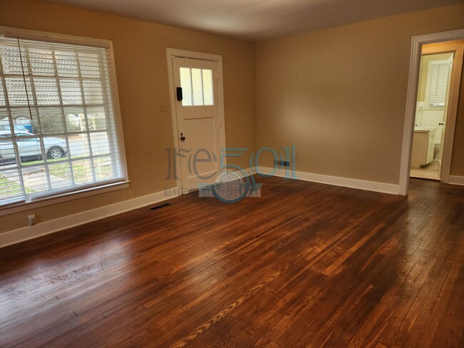 Building Photo - Great Find in Hillcrest! 2BR & 1 BA