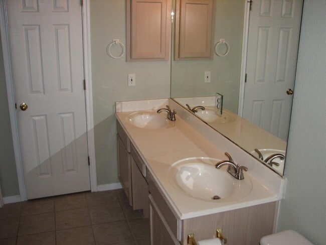 Building Photo - 2100 Pipers Field Dr