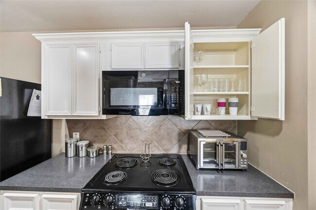 Building Photo - 7014 Woodridge Row Dr