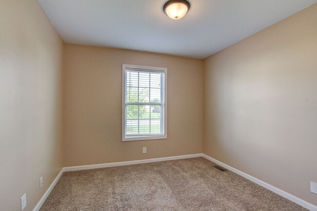 Building Photo - Charming Home Open Floor Plan with Spacious Living Room and Breakfast Bar