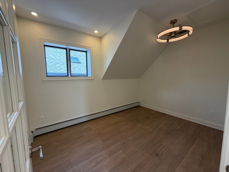 Building Photo - 5016 N Lawndale Ave