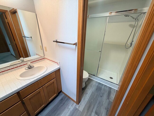 Building Photo - Wonderful 4 bedroom in desirable Hillsboro neighborhood.