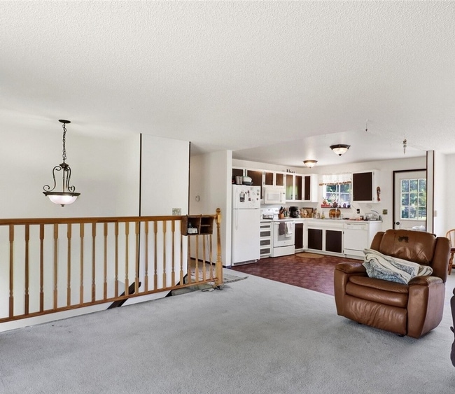 Building Photo - Spacious 4 Bedroom, 2 Bathroom Home