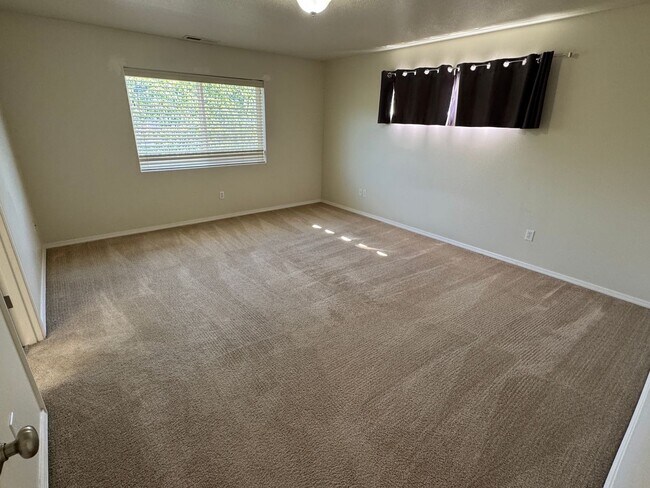Building Photo - (GAR) 3 Bed/ 3 Bath