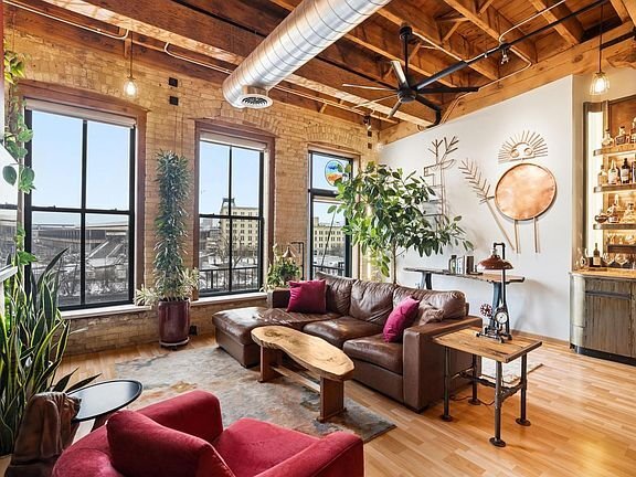 Building Photo - 205 N Water St