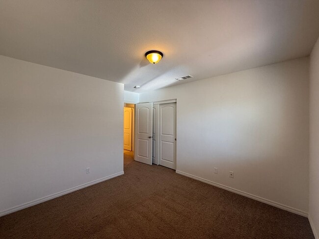 Building Photo - West Rosamond 5 bedroom