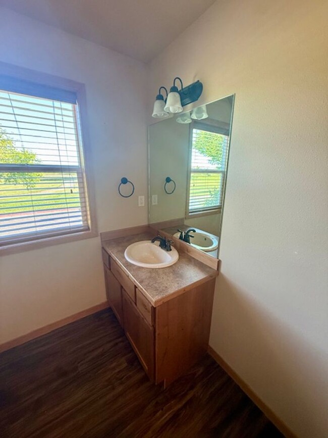Building Photo - 3 Bedrooms 2 1/2 Bathroom Townhouse