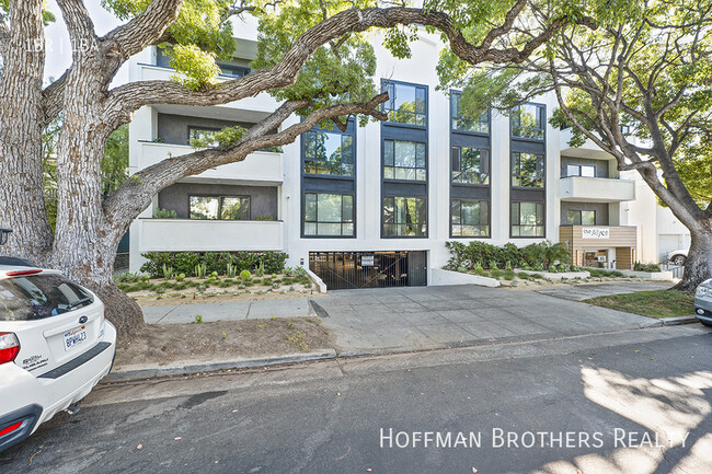 Building Photo - 823 3rd St