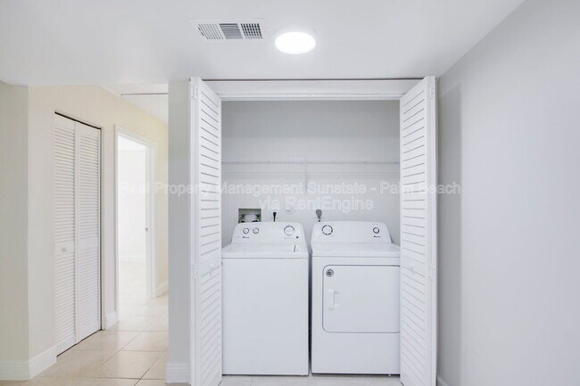 Building Photo - 3143 Kingswood Terrace