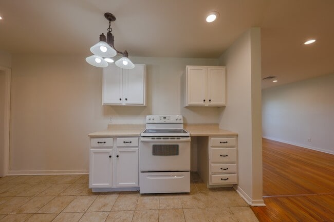 Building Photo - 10038 Lazy Oaks St