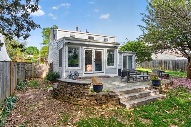 Building Photo - 2015 N Woodstock St