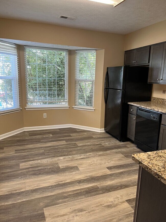 Building Photo - Newly Renovated ; Available Now