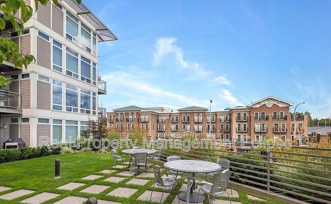 Building Photo - 211 Kirkland Ave