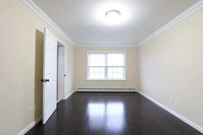 Building Photo - 6 Guild St