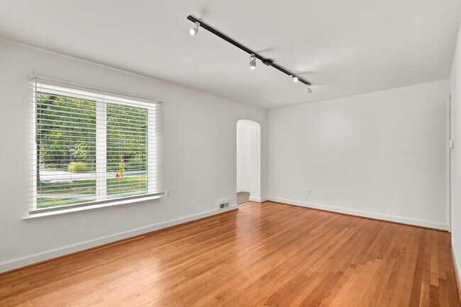 Building Photo - 2 Bed 1 Bath - Takoma Park Cottage- Large ...
