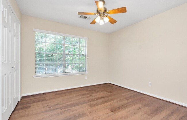 Building Photo - 1622 Manor Dr