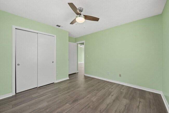 Building Photo - Charming 3Bed/2Ba Duplex Unit Convenient t...