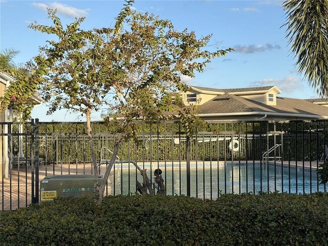 Building Photo - 13565 Fountainbleau Dr