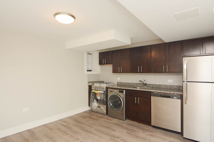 Building Photo - 438 W Belden Ave