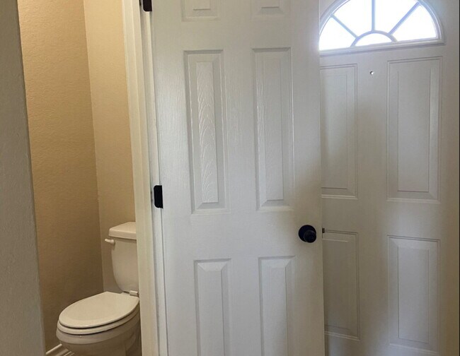 Building Photo - "Spacious 3-Bedroom Condo Oasis with 2.5 Baths in San Antonio – Your Perfect Retreat!"