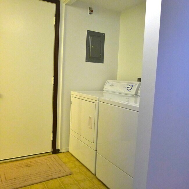 Building Photo - 1602 Lyndhurst W Dr