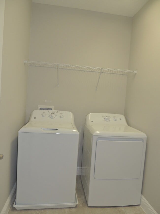 Building Photo - CALL ED FOR SHOWING APPOINTMENTS (352) 217...