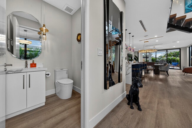 Building Photo - 1121 NE 17th Ave