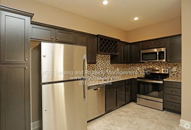 Building Photo - Fall in love with Eagle Creek Townhomes in...