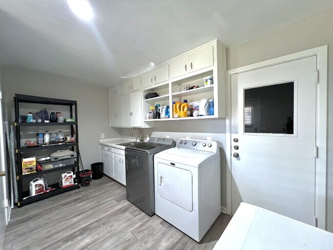 Building Photo - PRE-LEASING Summer 2026!! | Spacious 3-Bedroom with 2 Baths in the Heart of Lubbock