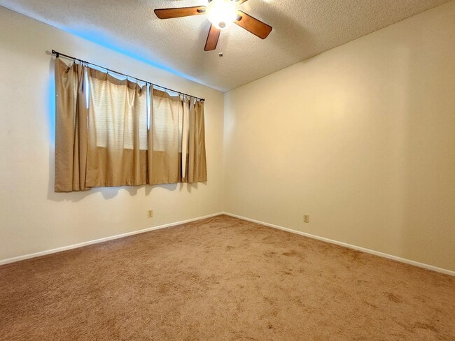Building Photo - Charming Condo With Pool Access!