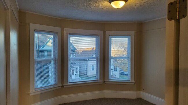 Building Photo - Newly Remodeled Huge 4 Bedroom + Office 3 ...