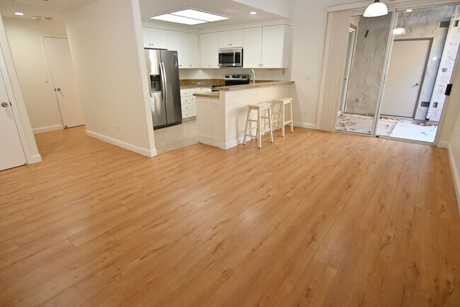 Building Photo - 2/1 Condo-Pet Friendly-Quiet Location-Prime Location