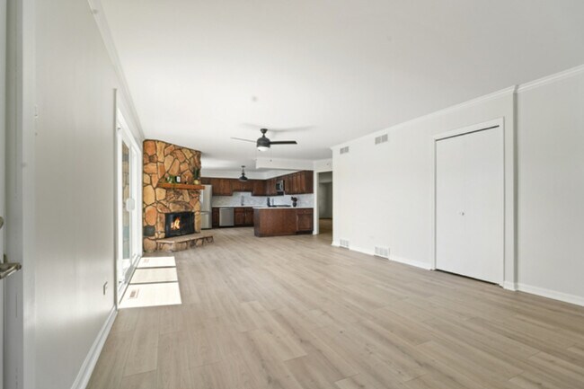 Building Photo - 2720 N Bayview Ln