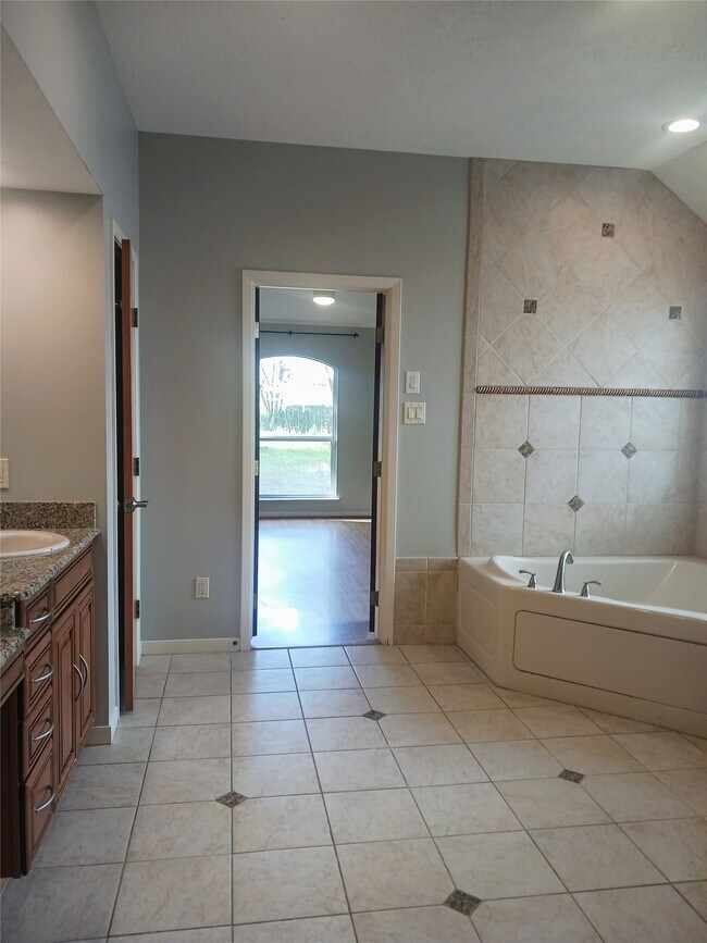 Building Photo - 923 W 41st St