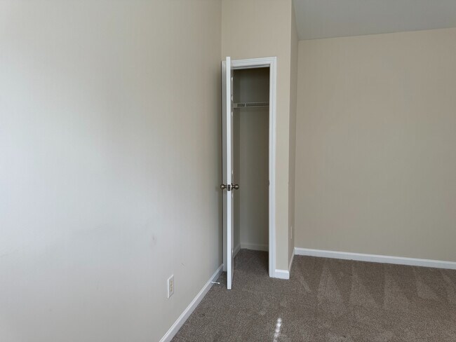 Building Photo - Room in Townhome on Averette Hill Dr