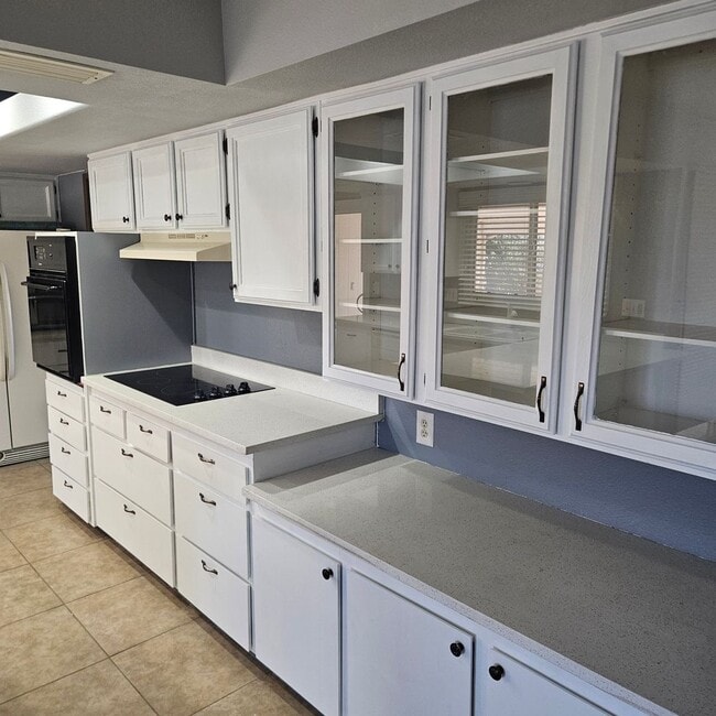 Building Photo - Spacious Home Near Shopping Center