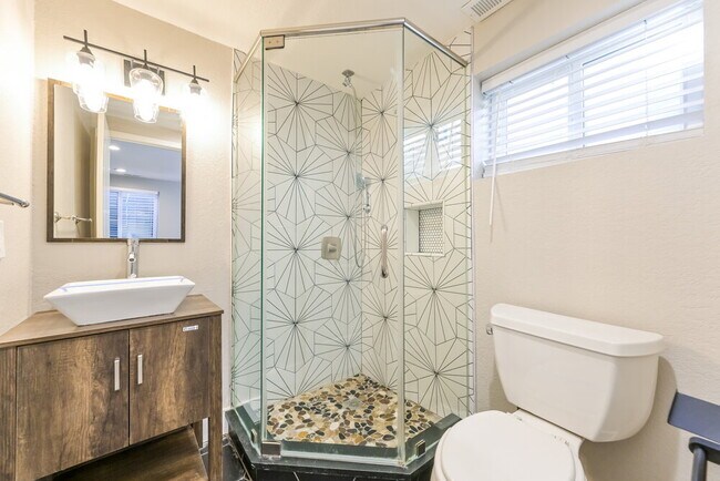 Building Photo - 981 Conifer Ct