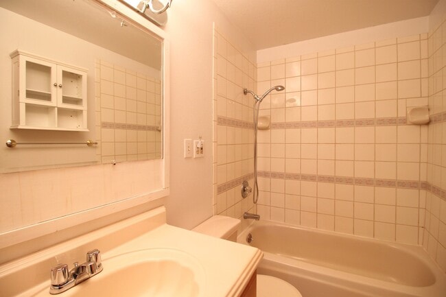 Building Photo - 2 Bed 1 Bath - Excellent Condition - Pet Friendly - Large Fenced Yard