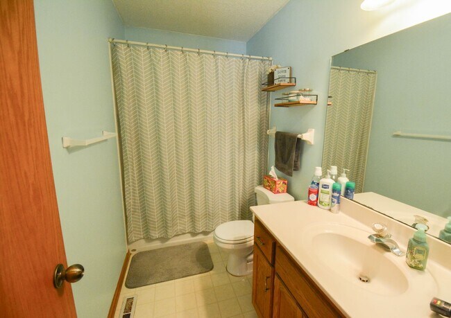 Building Photo - Great location, roomy yard, huge garage!