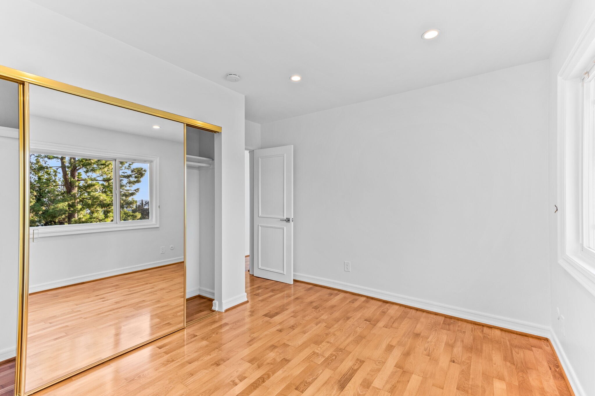 Building Photo - 4920 Tarzana Woods Dr