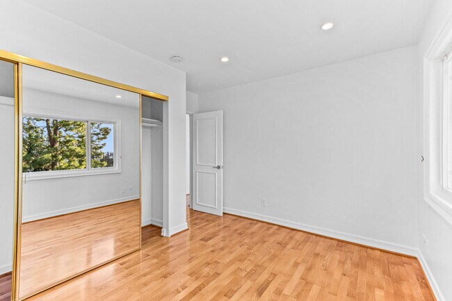 Building Photo - 4920 Tarzana Woods Dr