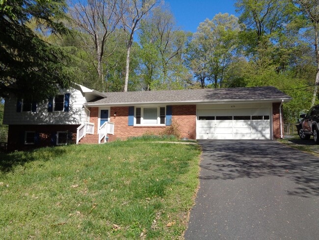 Building Photo - House for Rent-Country Club Area