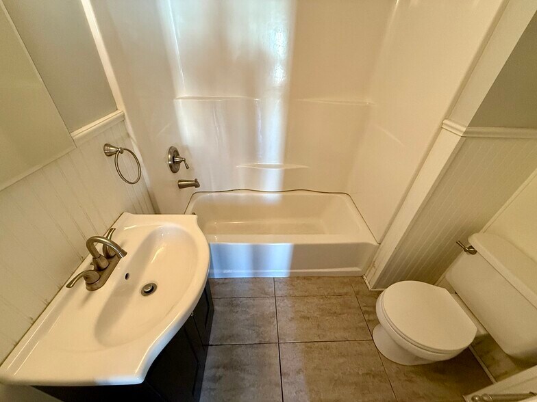 Building Photo - 1430 Madison St NE