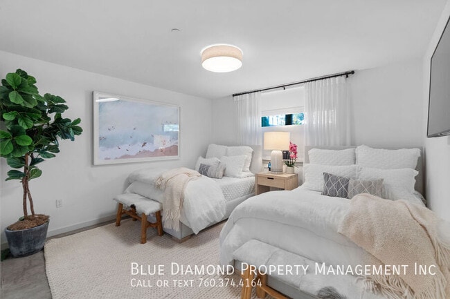 Building Photo - 3301 Lincoln-