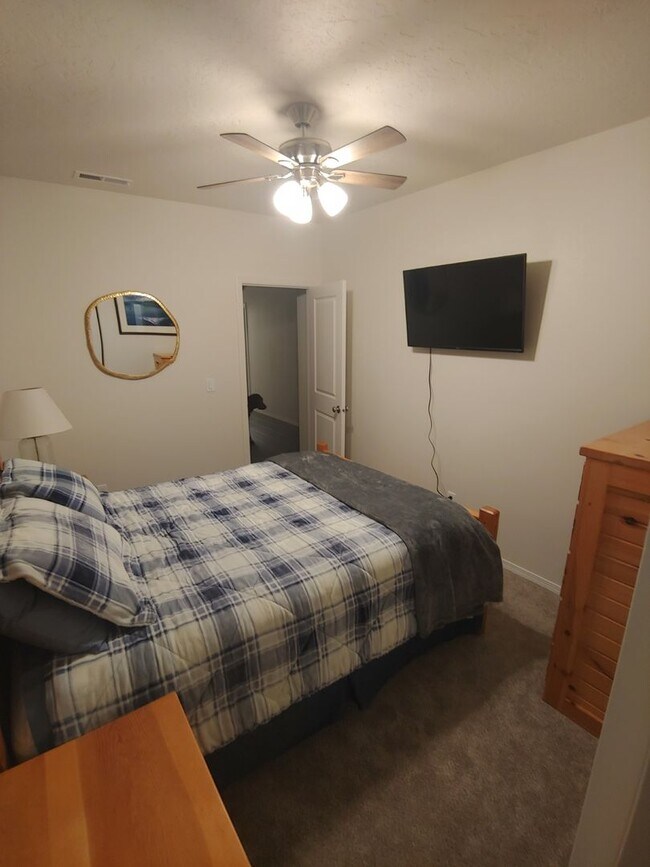 Building Photo - Single level home SW Redmond